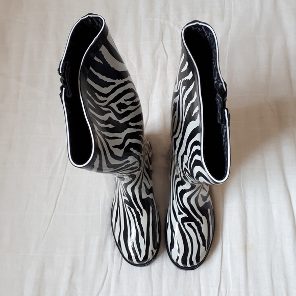 Chooka Women's Zebra Print Rain Boots - Picture 7 of 14